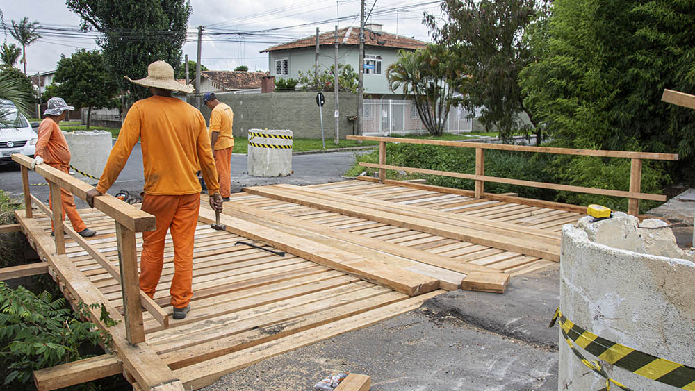 Manutenção em ponte deixa a travessia mais segura no bairro Cajuru, em Curitiba 3 curitiba ponte cajuru Manutenção em ponte deixa a travessia mais segura no bairro Cajuru, em Curitiba