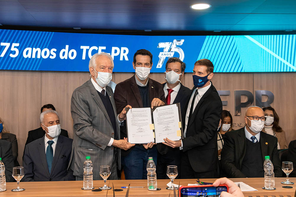 Secretaria da Educação firma acordo com TCE-PR para multiplicar jovens fiscalizadores das contas públicas 8 jovens fiscalizadores Secretaria da Educação firma acordo com TCE-PR para multiplicar jovens fiscalizadores das contas públicas