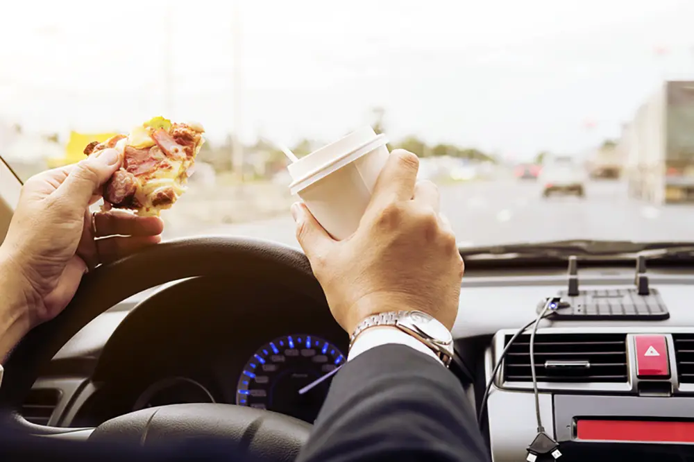 Hábitos ao volante que podem render multas e phábitos ao volanteontos na CNH 3 comer e dirigir