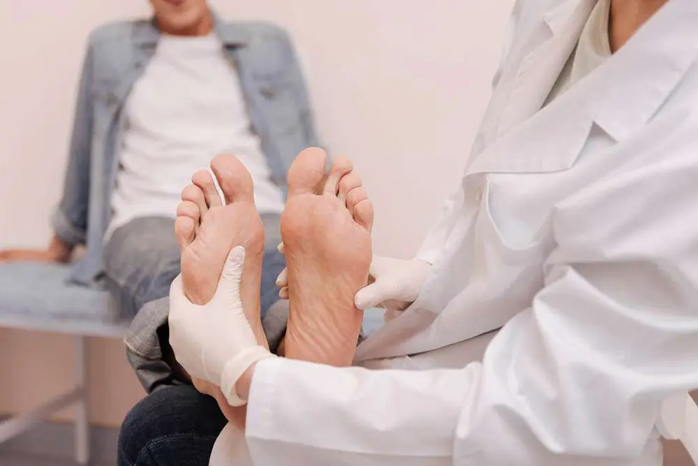 Dores nos pés e tornozelos afetam milhões de adultos no Brasil 3 Dores nos pés