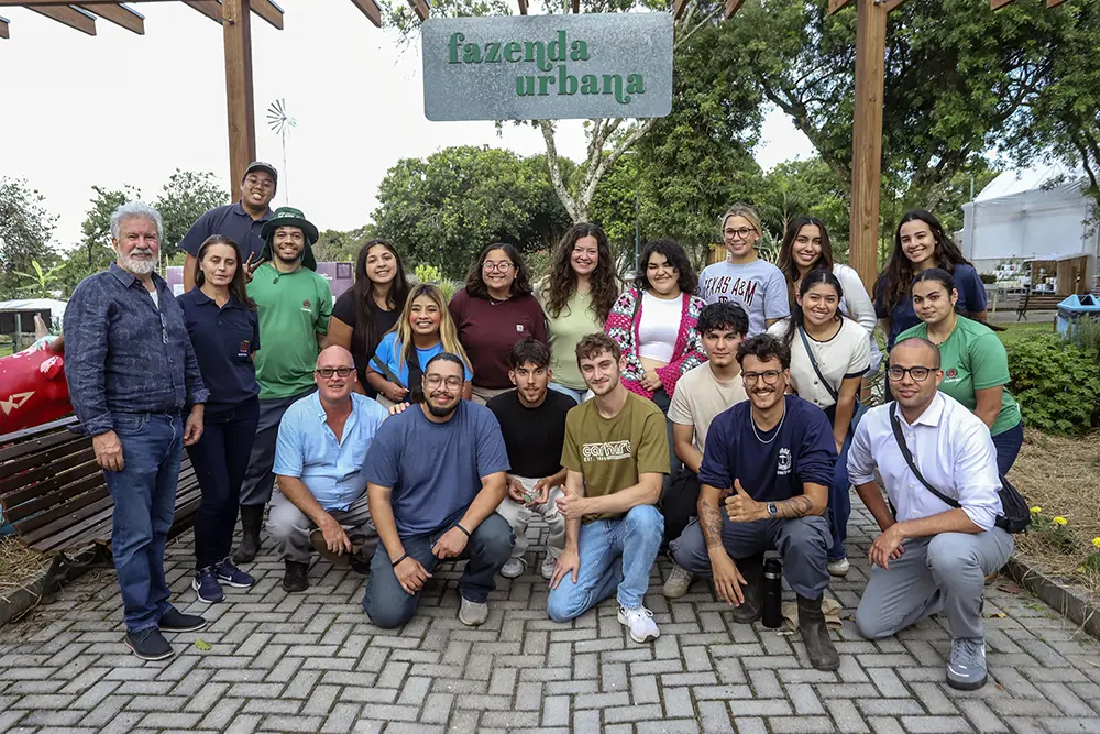 Universitários dos EUA exploraram a Fazenda Urbana e Hortas Comunitárias de Curitiba 9 fazenda urbana